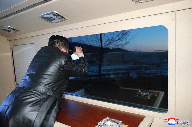 Przywódca Korei Północnej Kim Dzong Un obserwuje test jednego z pocisków /PAP/EPA
