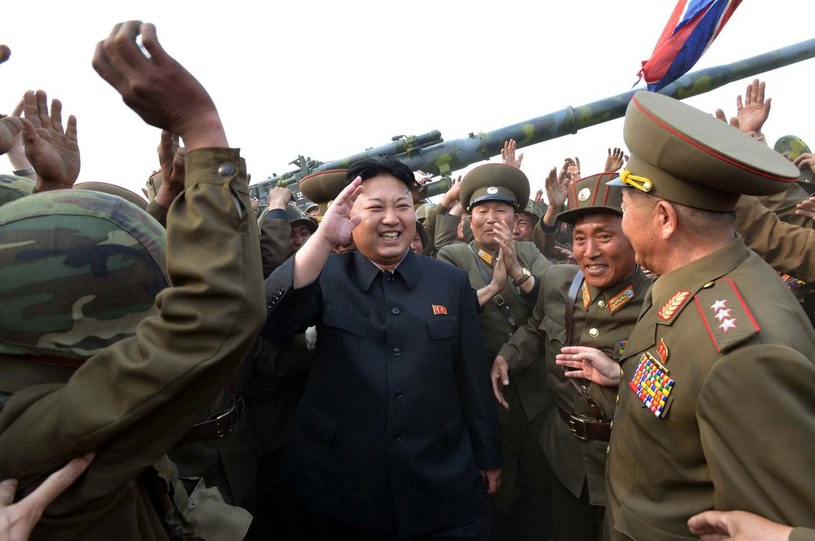 Przywódca Korei Północnej Kim Dzong Un podczas jednej z inspekcji obiektów wojskowych /AFP