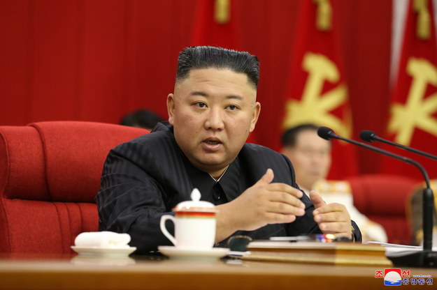 Przywódca Korei Północnej Kim Dzong Un podczas posiedzenia plenarnego Komitetu Centralnego rządzącej Partii Pracy /KCNA /PAP/EPA