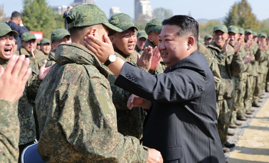 Przywódca Korei Północnej Kim Dzong Un z żołnierzami /STR /AFP/EAST NEWS