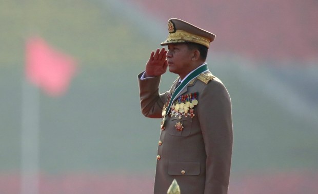 Przywódca wojskowej junty rezygnuje. Chce być prezydentem Mjanmy