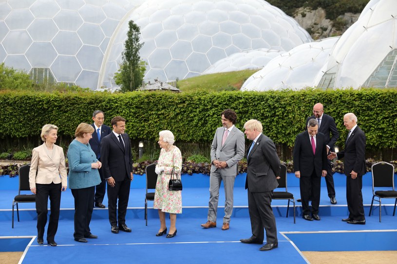 Przywódcy państw G7 wraz z brytyjską królową /Jack Hill /AFP