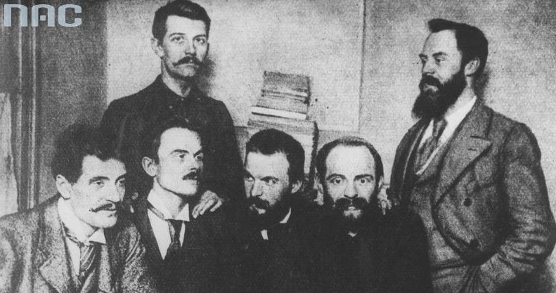 Przywódcy PPS. Siedzą od lewej: Ignacy Mościcki, Jędrzejewicz, Józef Piłsudski, Aleksander Dębski; stoją Bolesław Miklaszewski i Witold Jodko-Narkiewicz /Z archiwum Narodowego Archiwum Cyfrowego