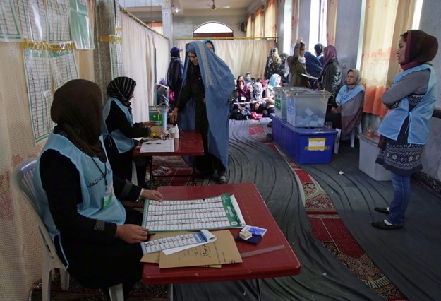 Przywódcy światowi i afgańscy chwalili wysoką frekwencję wyborczą /S. SABAWOON /PAP/EPA