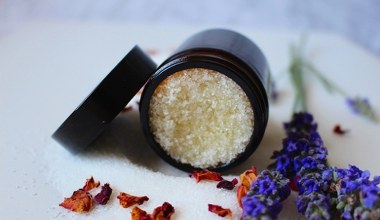 Przywróć ciału jedwabistą gładkość. Ten przepis na peeling jest niezastąpiony