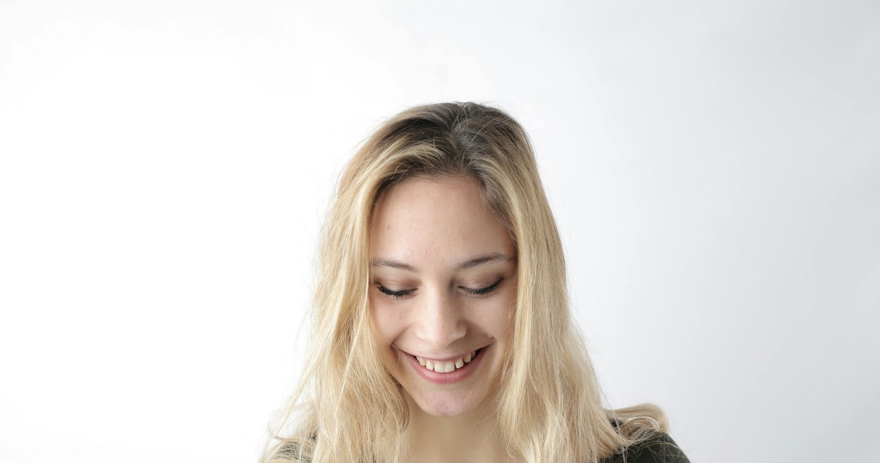 Przywróć miękkość i sprężystość blondu maską z mleczka owsianego /Andrea Piacquadio /pexels.com