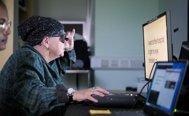 Przywrócili niewidomym zdolność czytania. Przełomowy implant dla cierpiących na AMD