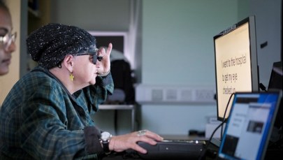 Przywrócili niewidomym zdolność czytania. Przełomowy implant dla cierpiących na AMD