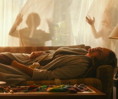 Przyznaje, że adopcja była dla niej czymś oczywistym. Wspomina list, który napisała jako mała dziewczynka, który pokazała jej mama. "Kiedy po raz pierwszy złożyłam wniosek adopcyjny moja mama pokazała mi list, który napisałam, kiedy byłam mała. Poprosiłam w nim żebyśmy udały się do sierocińca. W Południowej Afryce sierocińce są wszędzie, a ja bardzo chciałam mieć siostrę albo brata. Zawsze byłam świadoma tego, że jest tak wiele dzieci, które nie mają swoich rodzin. Adopcja jest kwestią bardzo osobistą. Znam wiele osób, które niezwykle kocham i cenię, które nie zdecydowałyby się wychowywać innego dziecka niż ich własne. Szanuję to. Ja nigdy nie widziałam różnicy między wychowywaniem dziecka adoptowanego i biologicznego. Nie sądzę, żeby coś mi umykało" - zapewnia. 

Przyznaje jednak, że czas adopcji był jednym z najtrudniejszych w jej życiu.