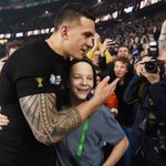 PŚ w rugby: Ochroniarz przewrócił młodego kibica, świeżo upieczony mistrz oddał mu medal! [FILM]