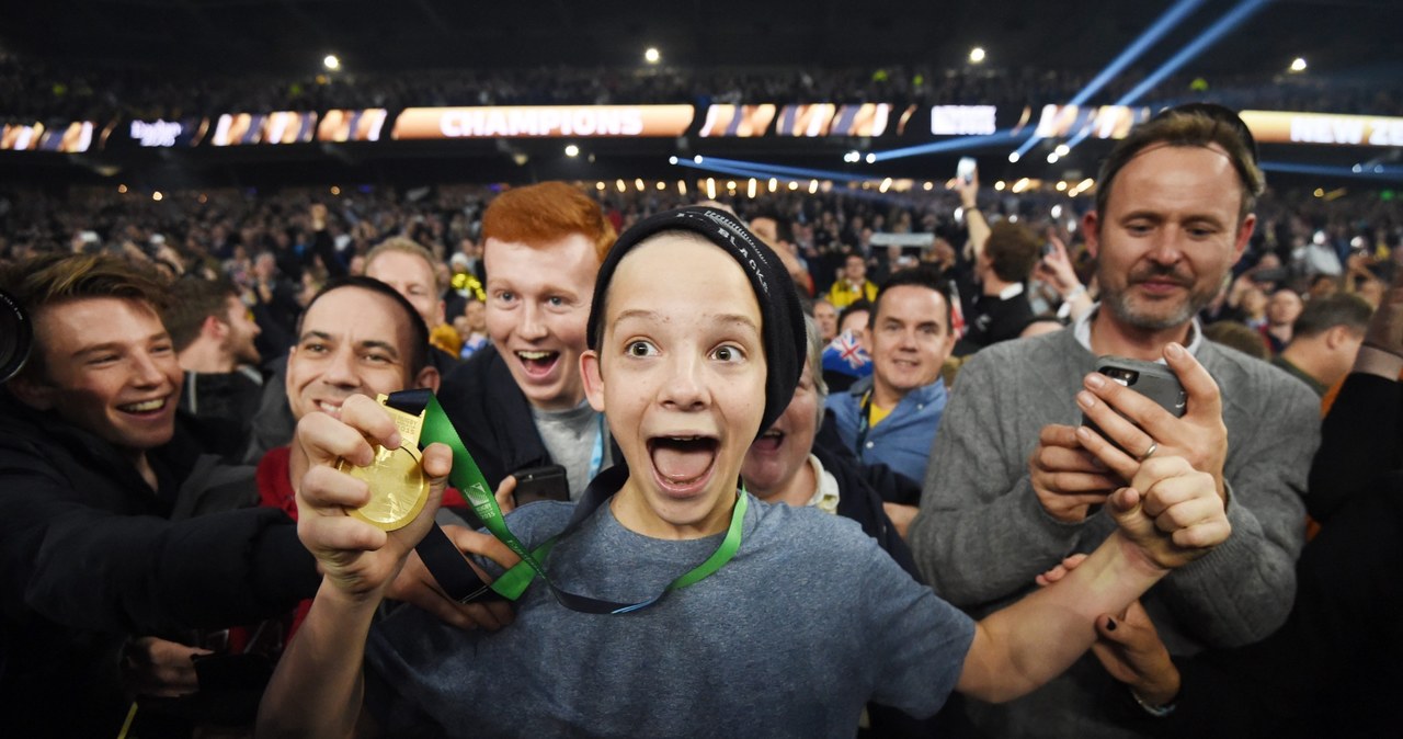 PŚ w rugby: Ochroniarz przewrócił młodego kibica, świeżo upieczony mistrz oddał mu swój medal!