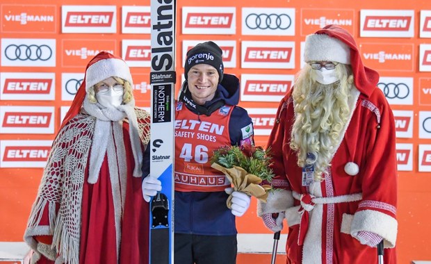 PŚ w skokach: Anze Lanisek triumfuje, podium bez Polaków 