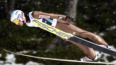 PŚ w Trondheim: Kamil Stoch najlepszy w wietrznych kwalifikacjach! Stefan Kraft zaliczył wpadkę