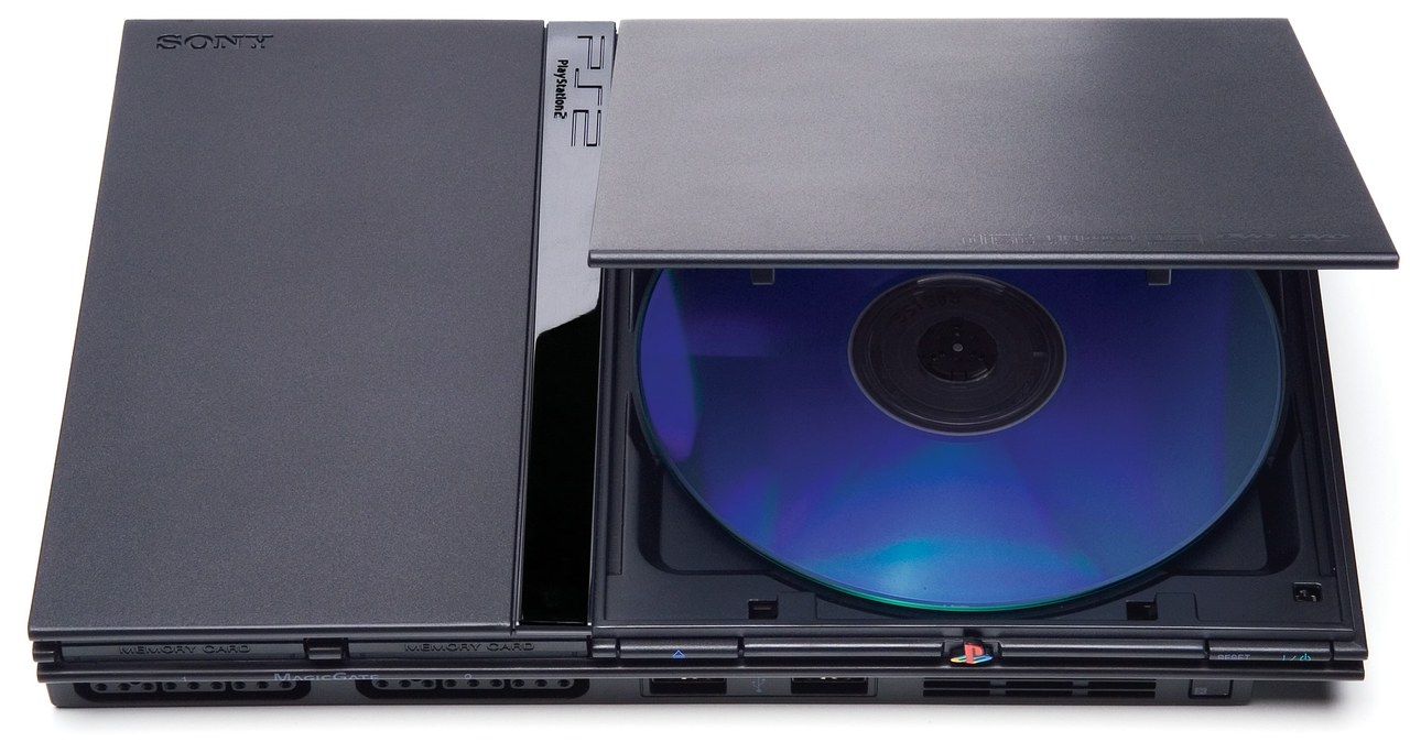 PS2 Slim - odświeżona wersja drugiej konsoli Sony /materiały prasowe