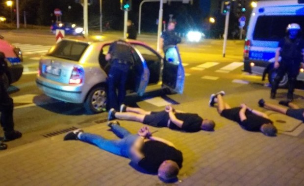 Pseudokibice potrącili policjantów. Pięć osób zatrzymanych