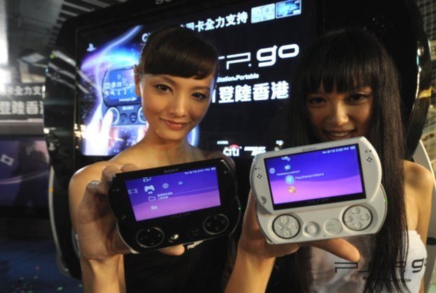 PSP Go - konsola przenośna Sony, która nie posiadała napędu optycznego. Rynkowa klapa /AFP