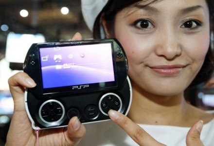 PSP Go - stworzone z myślą o ściąganiu m.in. filmów /AFP