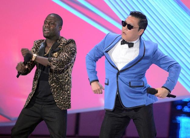 Psy prezentuje taneczny układ Kevinowi Hartowi, prowadzącemu galę MTV VMA - fot. Kevin Winter /Getty Images/Flash Press Media