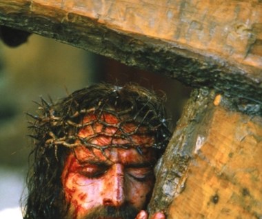 Psychiczne i fizyczne napięcie rosło w miarę upływu dni. Aktor przeszedł zapalenie płuc, wypadnięcie barku, nie mówiąc już o licznych zranieniach i stłuczeniach. „Jednak gdybym przez to nie przeszedł, cierpienie nie byłoby autentyczne. Tak musiało być”.

Film stanowił również psychologiczne i duchowe wyzwanie. „To było bardzo dziwne - przyznaje Caviezel. Myślałem, że jestem tylko aktorem grającym swoją rolę, ale potem zdałem sobie sprawę, że to nie może być po prostu kolejna rola. Nie sądziłem, że tyle będę musiał się modlić, by utrzymać właściwą perspektywę”.

Ostatecznie, Caviezel uważa, że dostał wiele ważnych lekcji. „Rola zmieniła moje życie w takim sensie, że już nie boję się robić tego, co właściwe. Teraz bardziej boję się, że mogę nie zrobić tego, co właściwe".