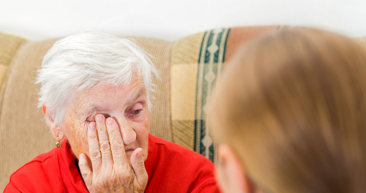 Psycholog często zaczyna terapię pytaniem: "Co pana/panią do mnie sprowadza?" lub "W czym mogę pomóc?" /123RF/PICSEL