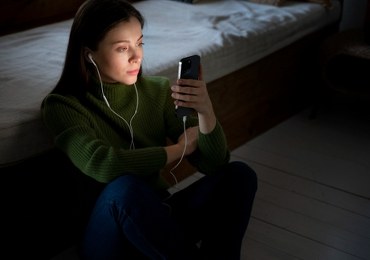 Psychoterapeuta: Coraz więcej z nas szuka pocieszenia u AI