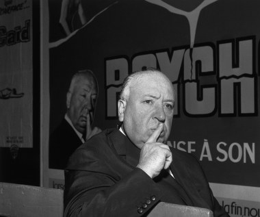 "Psychoza" zaciekawiła Hitchcocka właśnie dzięki tej scenie. Kiedy jego agentka podsunęła mu książkę, z opowieścią o cierpiącym na rozdwojenie osobowości zabójcy, słynny reżyser nie tylko wykupił prawa do jej sfilmowania, ale także wszystkie możliwe egzemplarze powieści na rynku. Powód? Hitchcock chciał, aby jak najmniej przyszłych widzów znało zakończenie opowieści...

(PAP)