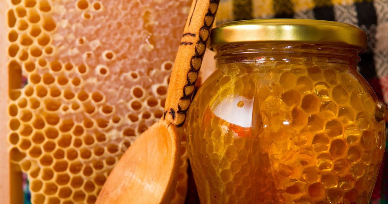 Pszczelarze zlewają już miody, w sklepach i na targowiskach można kupić m.in. lipowy i malinowy /123RF/PICSEL