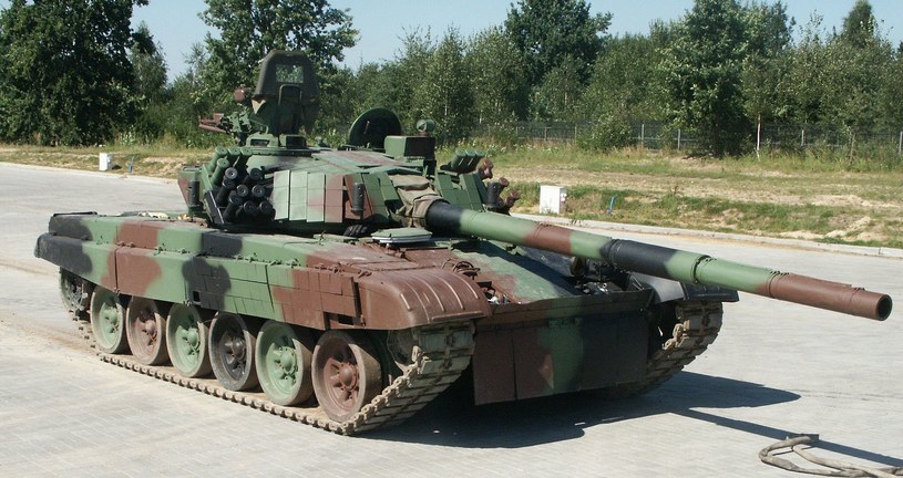 PT-91 Twardy podstawowo posiada takie samo uzbrojenie jak T-72M1, czyli 125-mm armatę gładkolufową 2A64, z charakterystycznym dla czołgów radzieckiej konstrukcji automatem ładowania /Wikipedia