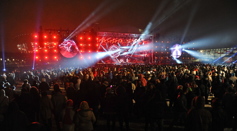 Publiczność bawiąca się podczas koncertu sylwestrowego na błoniach Stadionu Narodowego w Warszawie /Marcin Obara /PAP