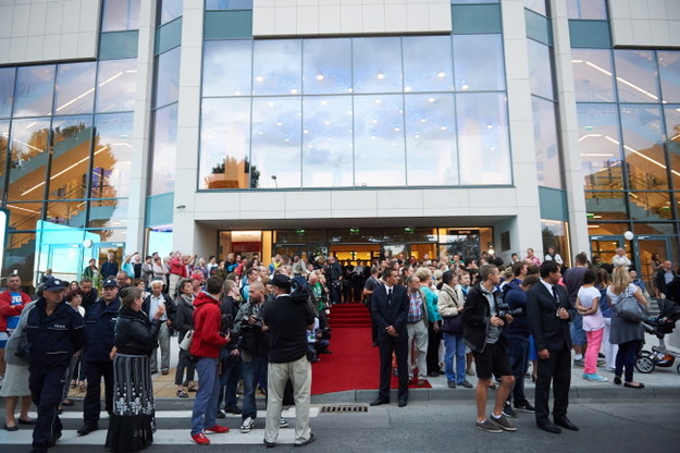 Publiczność festiwalowa zgromadzona przed wejściem na galę otwierającą 38. Festiwal Polskich Filmów Fabularnych. /Adam Warżawa /PAP