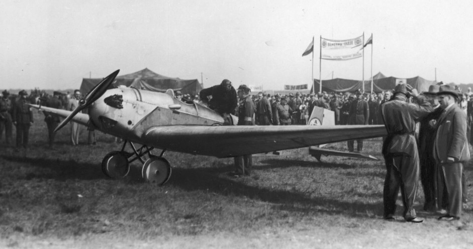 Publiczność na lotnisku Ławica w czasie zawodów awionetek. Zdjęcie z 1929 roku /Z archiwum Narodowego Archiwum Cyfrowego