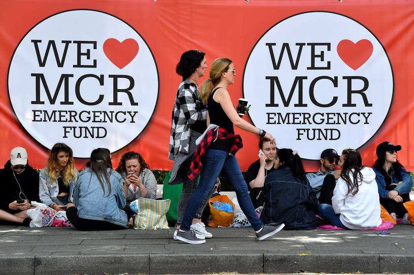 Publiczność oczekująca na charytatywny koncert w Manchesterze /Anthony Devlin  /AFP