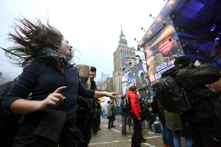 Publiczność podczas wystepu grupy "Skowyt". Przed Pałacem Kultury i Nauki w ramach WOŚP /Tomasz Gzell /PAP