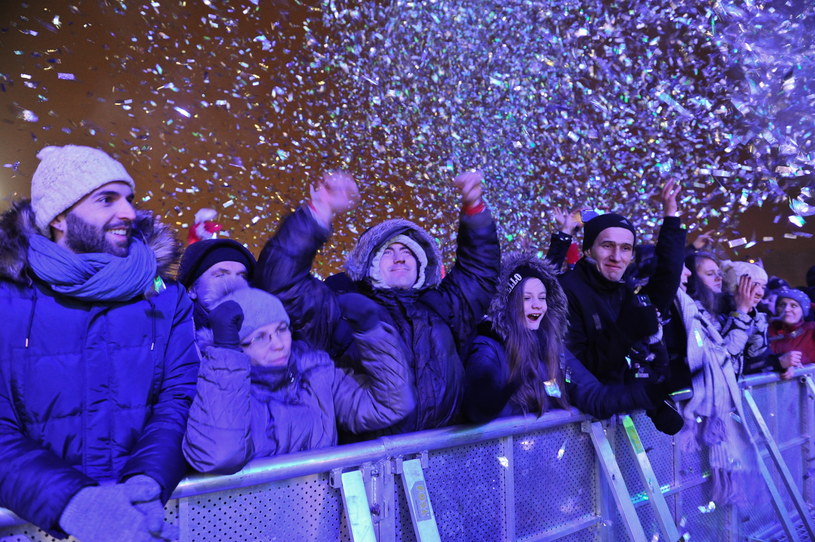 Publiczność świętuje nowy rok 2015 podczas zabawy sylwestrowej na błoniach Stadionu Narodowego w Warszawie /Marcin Obara /PAP