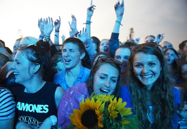 Publiczność w czasie koncertu brytyjskiej grupy Mumford & Sons (2012 r.) /Adam Warżawa /PAP