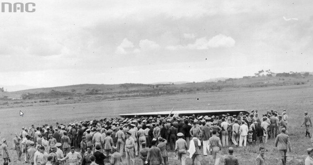 Publiczność wita Stanisława Skarżyńskiego na lotnisku Campo dos Afonsos w Rio de Janeiro, gdzie pilot wyleciał po lądowaniu w Maceio /Z archiwum Narodowego Archiwum Cyfrowego