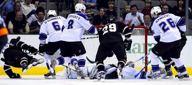 Pucharu Stanleya będą bronić Los Angeles Kings (biało-niebieskie stroje) /fot. LARRY W. SMITH /PAP/EPA