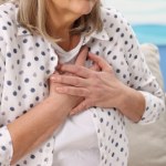 Puchnące kostki, brak tchu i nawracające zmęczenie. To mogą być pierwsze objawy chorego serca 