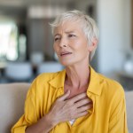 Puchnące kostki, brak tchu i nawracające zmęczenie. To mogą być pierwsze objawy chorego serca 