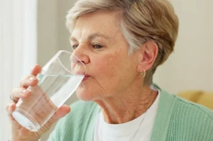 Puchnie twarz, ale też łydki i stopy. Oto najczęstsze przyczyny zatrzymania wody w organizmie