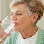 Puchnie twarz, ale też łydki i stopy. Oto najczęstsze przyczyny zatrzymania wody w organizmie