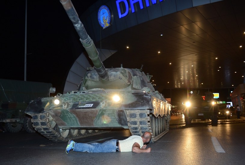 Pucz spodował chaos na ulicach /Reuters /Agencja FORUM