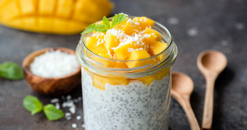 Pudding chia z musem mango to smaczna i prosta w przygotowaniu przekąska. Idealnie nadaje się na deser lub śniadanie. /123RF/PICSEL