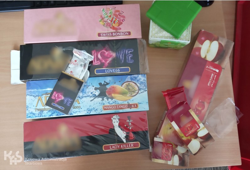 Pudełka aromatyzowanego tytoniu do fajek wodnych bez polskich znaków akcyzy /Krajowa Administracja Skarbowa /Materiały prasowe