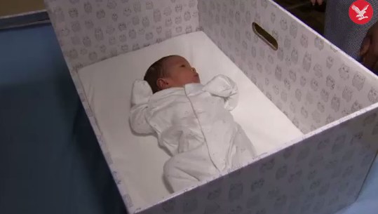 Pudełko wypełnione prezentami dla dziecka, może służyć jako miejsce do spania /The independent /