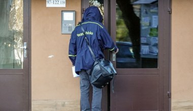 Pukali do domów i szukali fałszywego listonosza. Zatrzymała ich policja