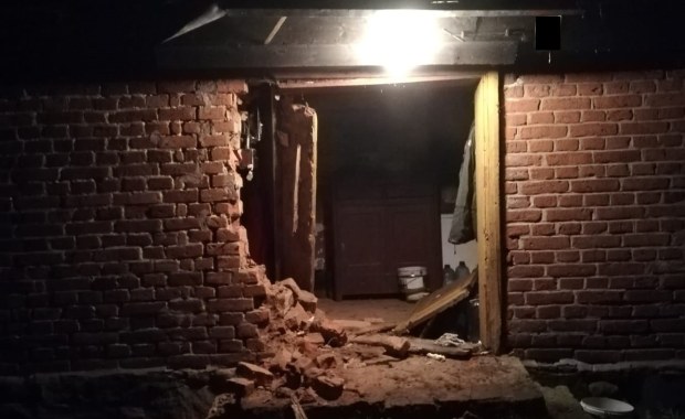 ​Pukali, nikt nie otworzył. Dlatego wjechali do domu samochodem