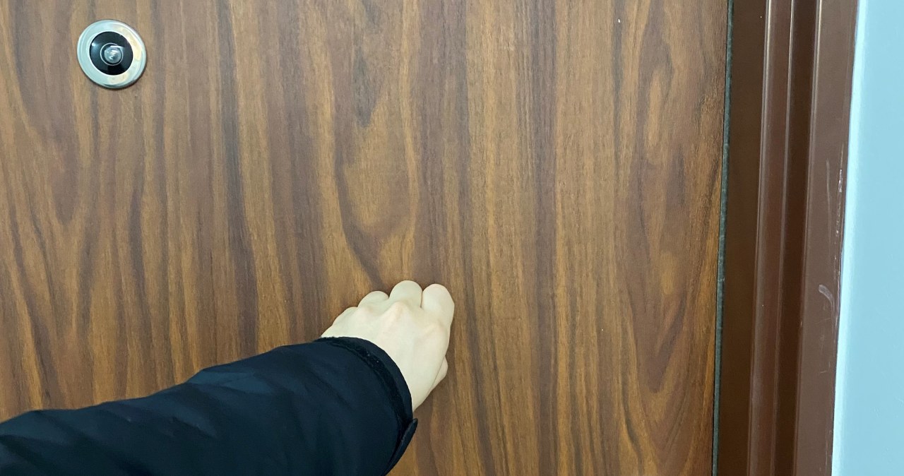 Pukanie do drzwi. Kontrola. /Przemysław Terlecki /INTERIA.PL