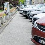 Pułapka parkowania na chodniku. Nie każdemu wolno tak stanąć