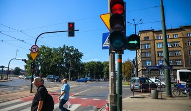 Pułapka zielonej strzałki. Co ma robić kierowca, gdy strzałka nagle gaśnie?